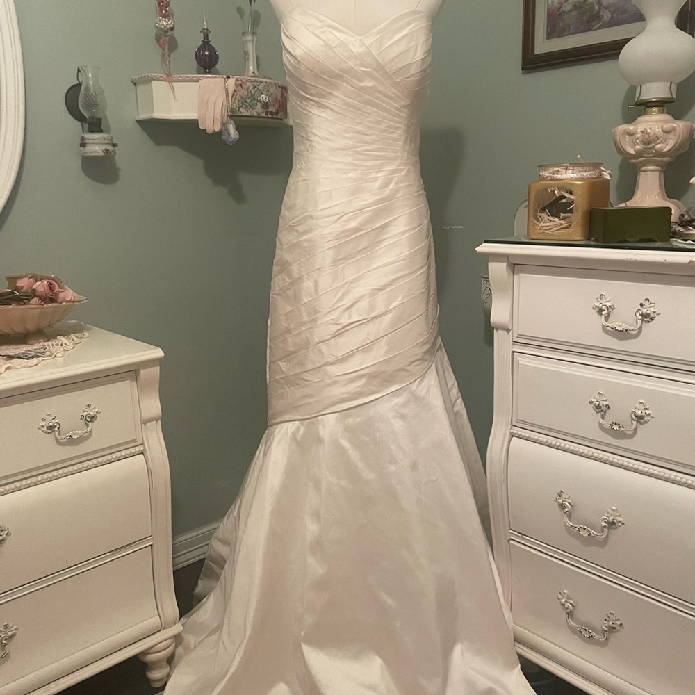 Justin Alexander Signature. Size 14 Ivory Wedding Dress